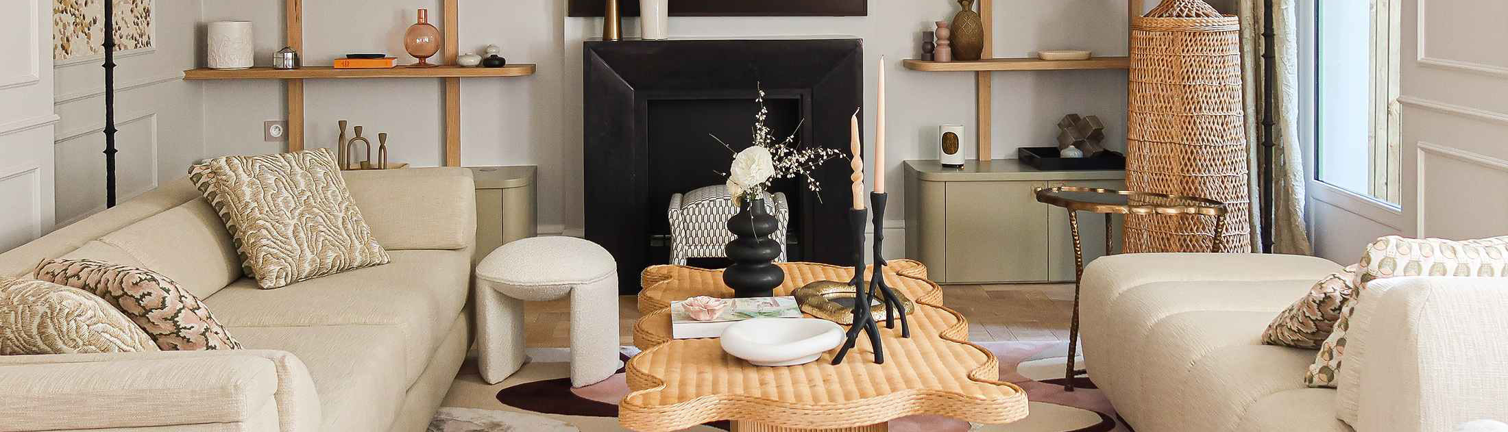 Salon avec table basse en bois et étagères