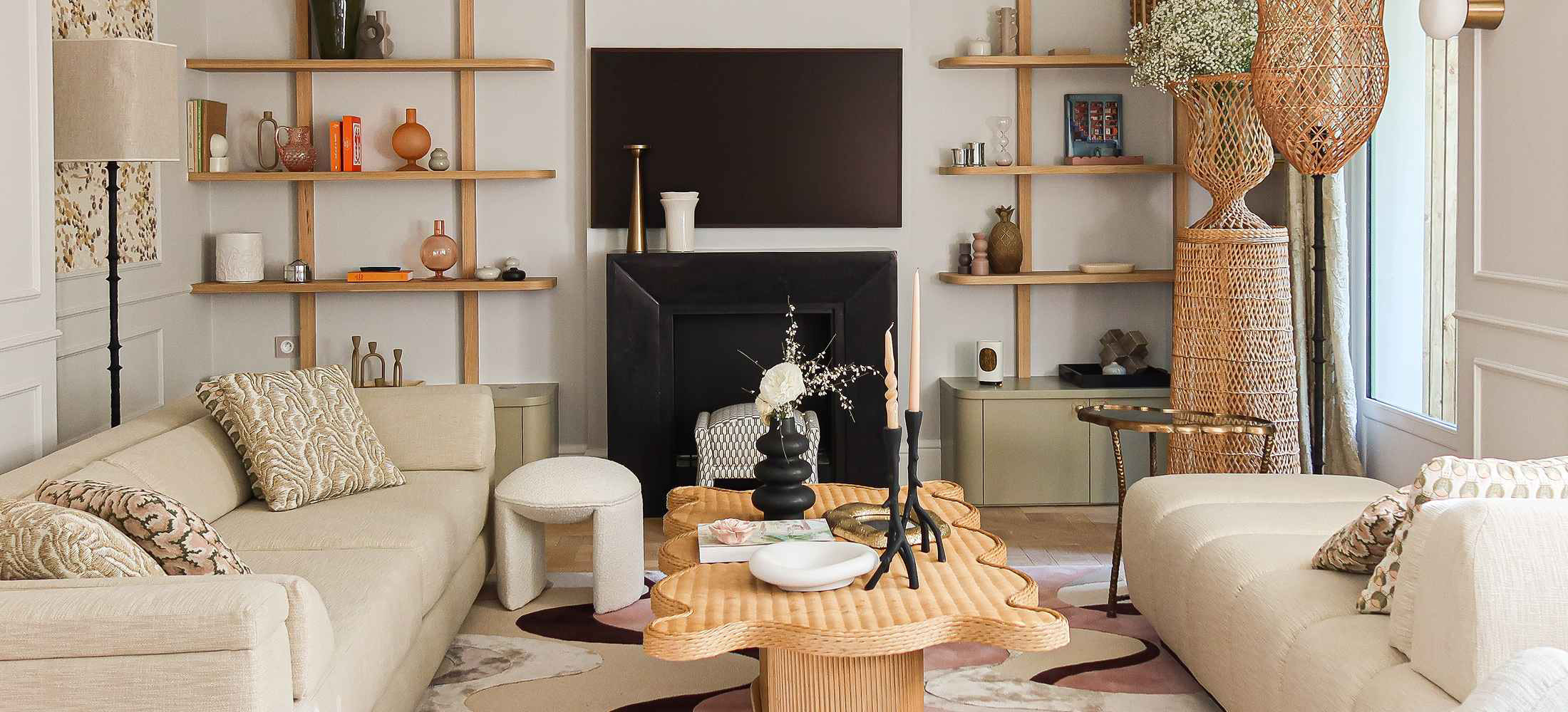 Salon parisien avec étagères et table basse en bois